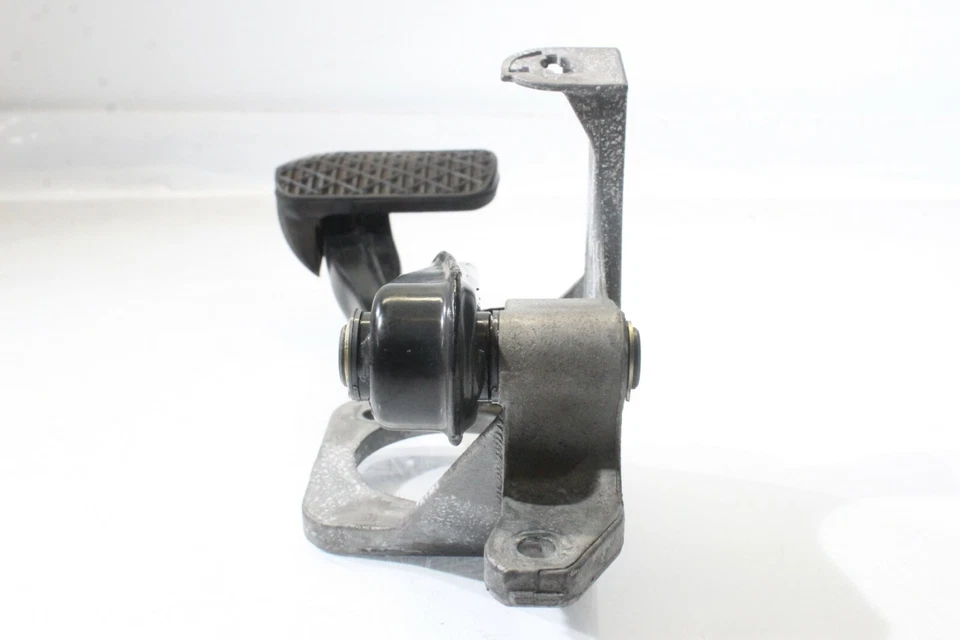 Mercedes-Benz E55 2004 AMG montaje de pedal de freno A1232 Foto 4 de 4