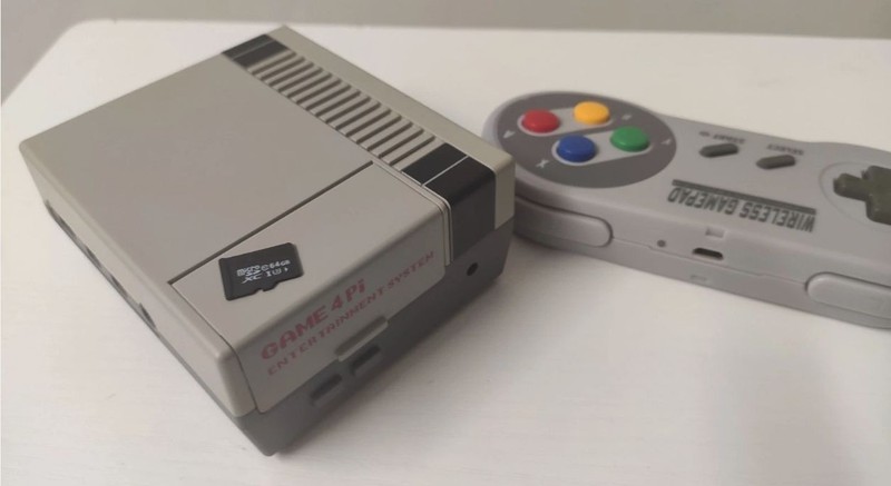 Raspberry Pi 4 model B 4GB in NES case and wireless controller + 64GB Loaded