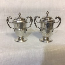 Rara coppia piedistallo argento massiccio 1901 forma trofeo punzone/sale e pepe shaker