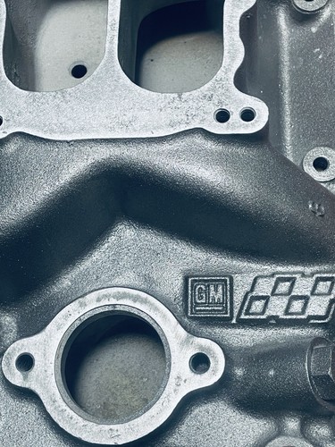GM Performance12486570 Vortec Carburated Intake w/EGR SBC Hot Rod IMCA - Picture 2 of 8