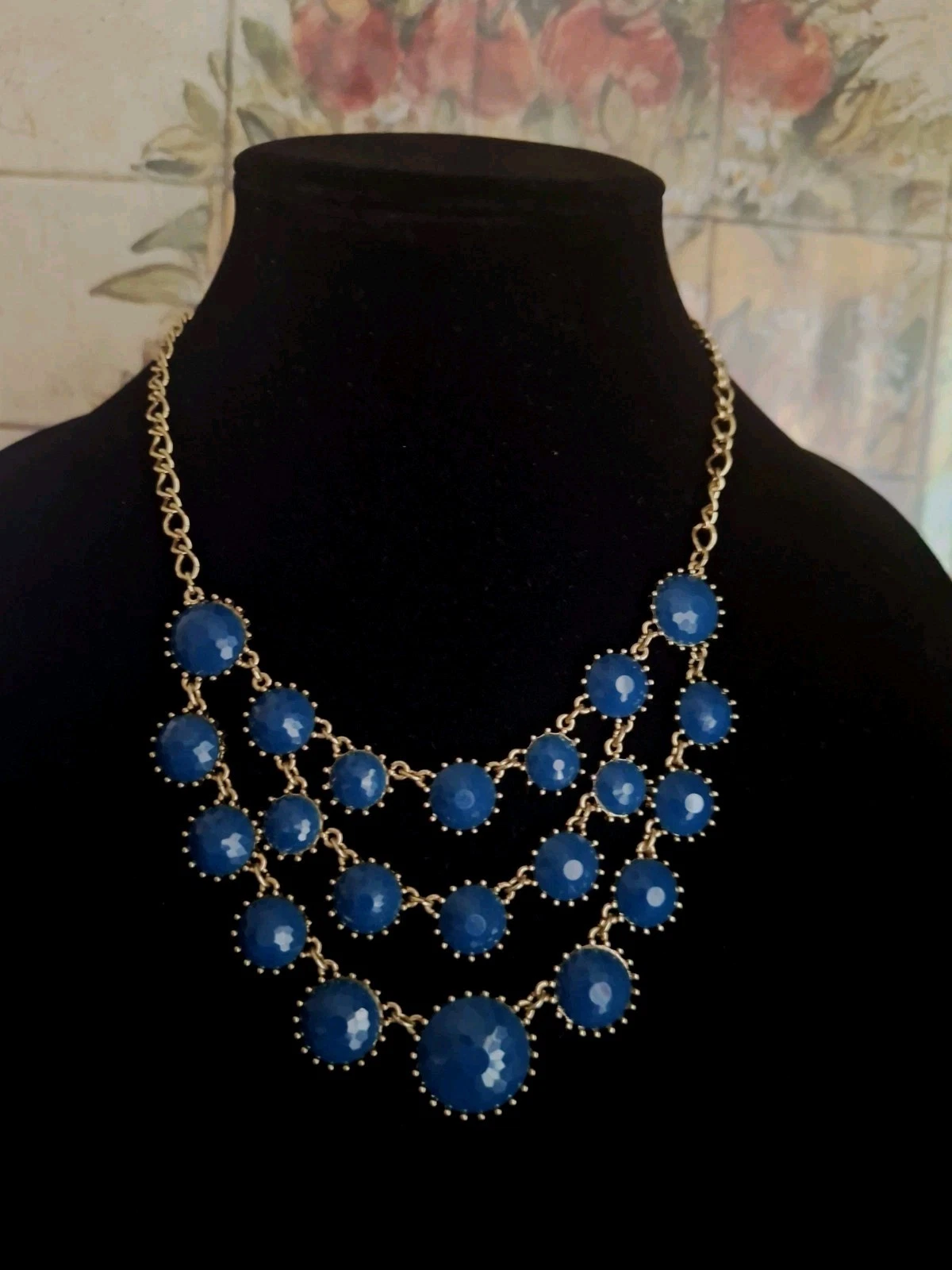 VETEMENTS Collana stile bavaglino dichiarazione cabochon sfaccettata blu tono oro