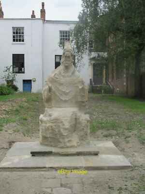 Foto 6x4 Die sitzende Figur York Minster #1 Eine unkenntliche Steinfigur um 2014