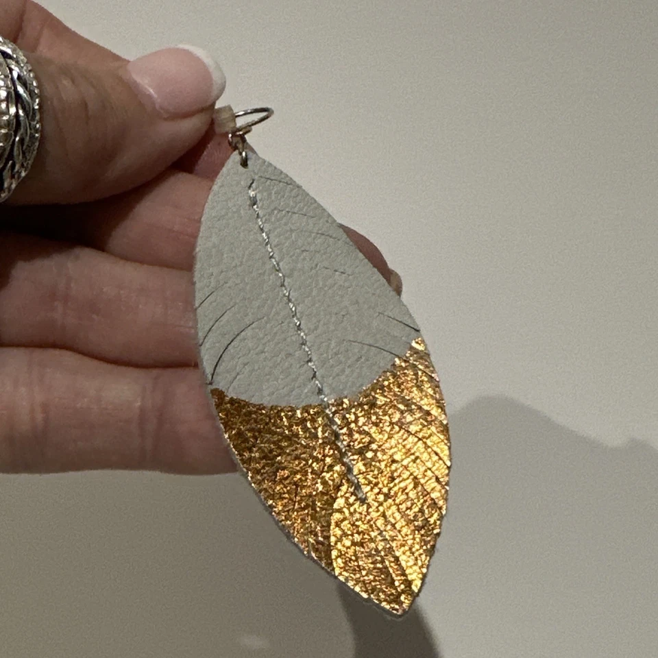 Pendientes Premier Designs Joyería Cuero Gris Claro Como Una Pluma con Oro Rosa Foto 4 de 4