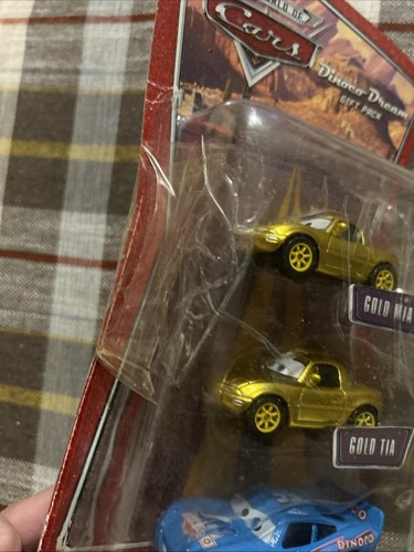 Dinoco Dream Gift 3-Pack Gold Mia, Gold Tia, Bling Lightning McQueen Disney Read - Picture 4 of 5