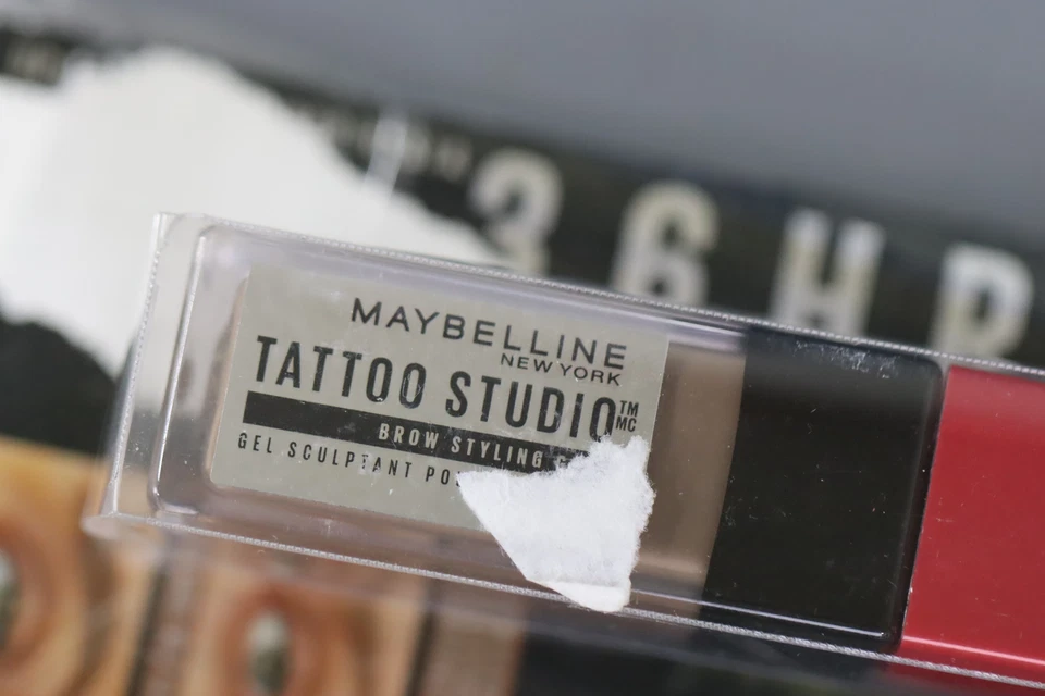 Gel para peinar cejas Maybelline Tattoo Studio, impermeable - marrón suave Foto 2 de 4