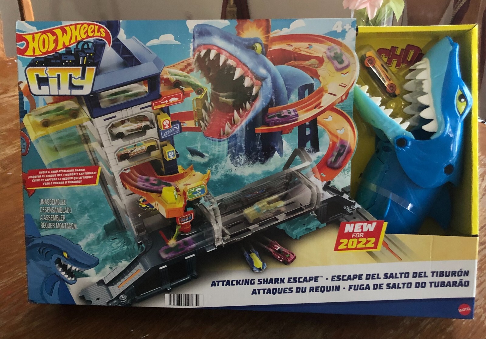 Hot Wheels City Attacking Shark Escape Playset with 1 Toy Car in 1:64 Scale