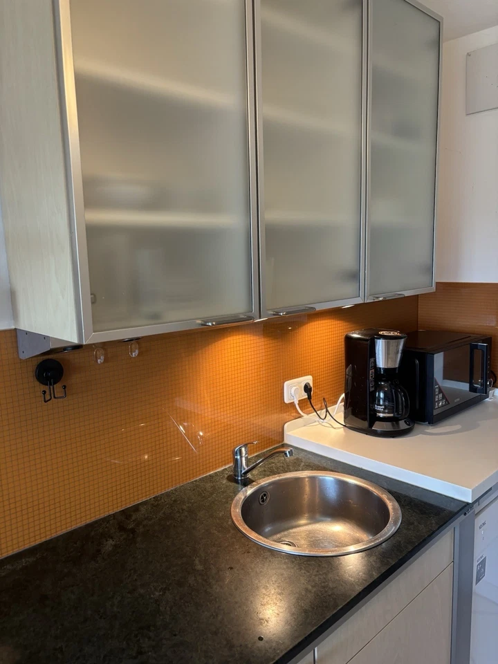 Einbauküche mit Siemens Induktionsherd, Spülmaschine & Granitplatte - gepflegt - Bild 3 von 4