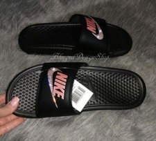 Sandalia para mujer Nike Benassi personalizada con pedrería de cristal de Swarovski brillante nueva con etiquetas
