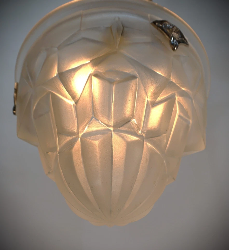 DEGUE : A 1930 ART DECO PENDANT ... muller era chandelier France lamp - Image 4 of 4