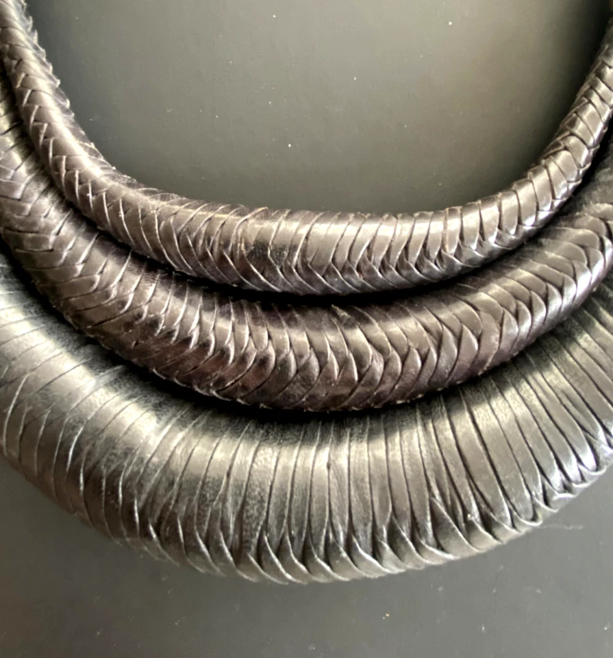 Hermoso collar de cuero tubular brutalista tejido africano de 3 niveles pieza de declaración Foto 4 de 4