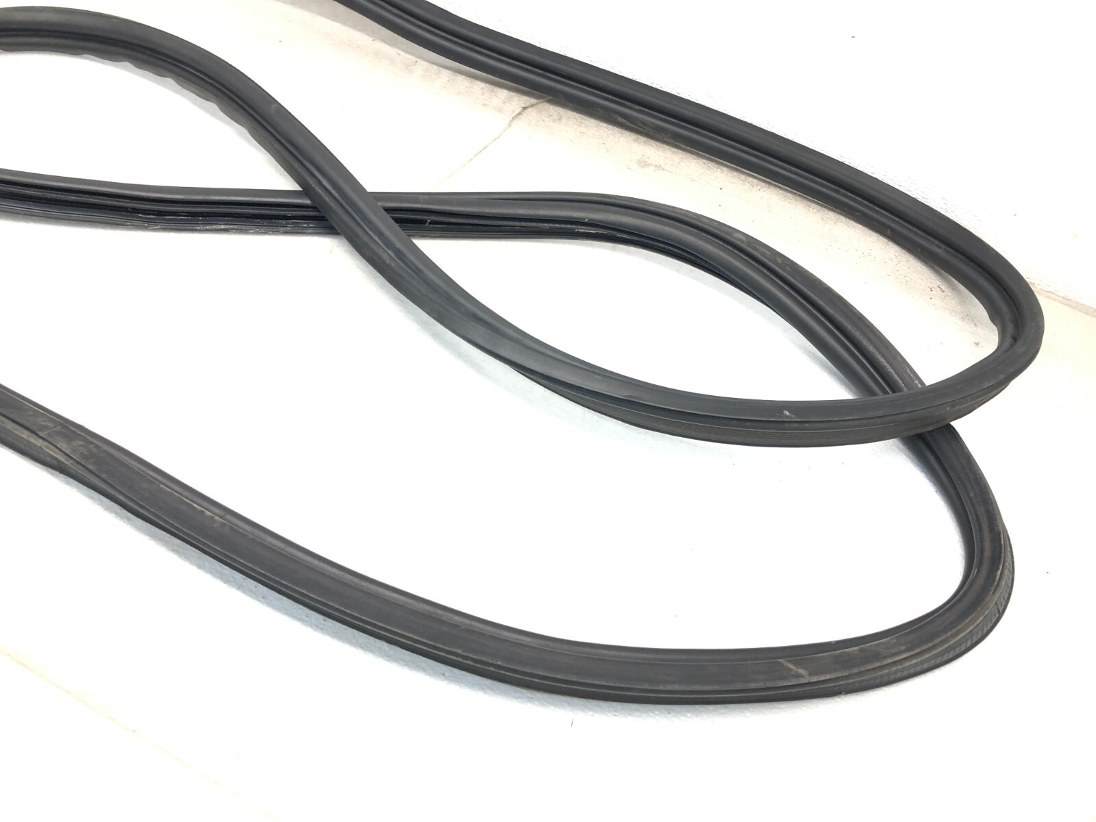 2017-2022 MASERATI LEVANTE REAR LIFTGATE TAILGATE WEATHERSTRIP SEAL OEM