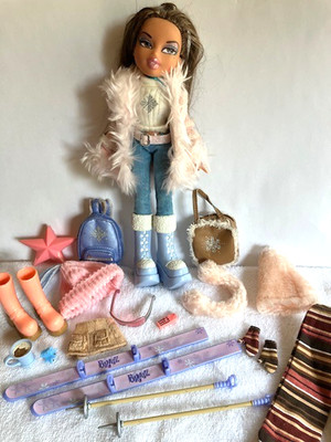 Vintage 2001 Bratz Doll WINTERTIME WONDERLAND YASMIN with Accessories MGA