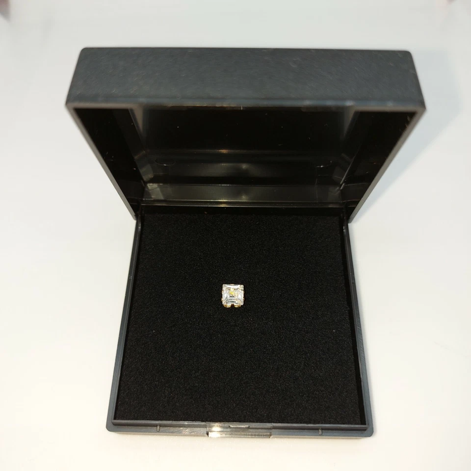 9ct Solid Gold Men's Earring with 5mm Square Cut CZ Stone(GIFTBOXED) - Image 3 of 3