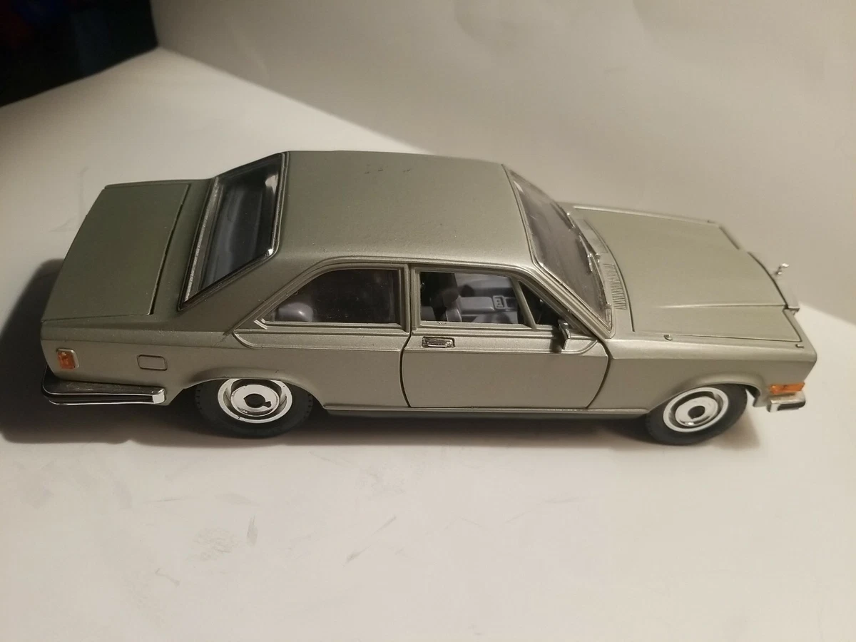 Diecast - 1/22 Burago Rolls Royce Camargue - Cream