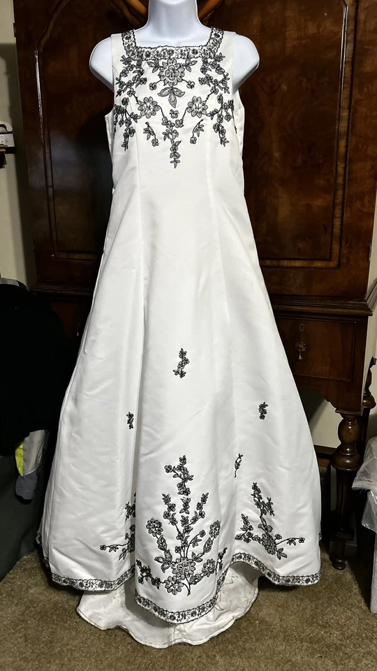 Vestido de novia blanco Tiffany Designs vestido de baile 16 cuentas negras bordado plateado Foto 3 de 4