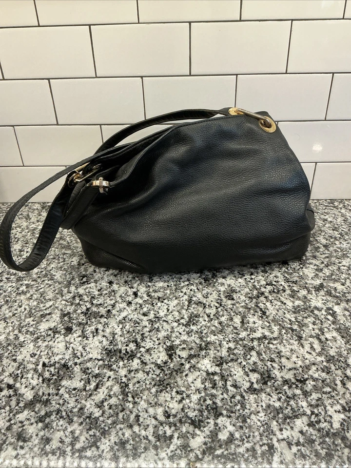 Bolso de Hombro Michael Kors Cuervo Cuero Guijarro Grande Negro/Dorado 14 x 10 Foto 3 de 4