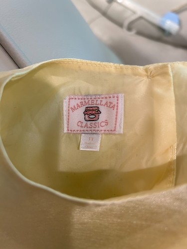 Vestido Marmellata Talla 3T Sin Mangas Amarillo Roseta Acento-Tul, Satén, Red - Imagen 6 de 6