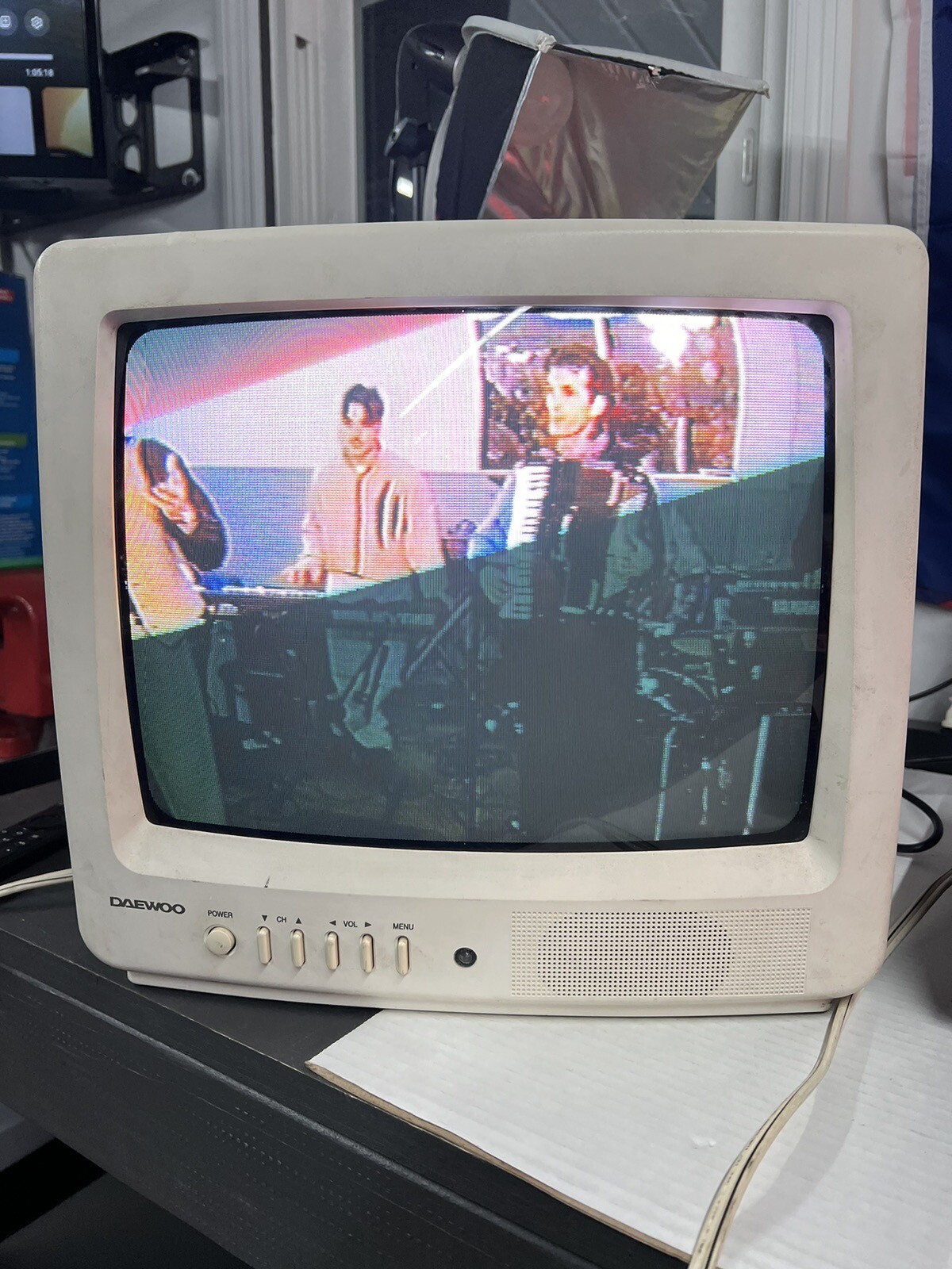 Daewoo 13” Crt Color TV DTQ14N2FCW gaming video game television w
