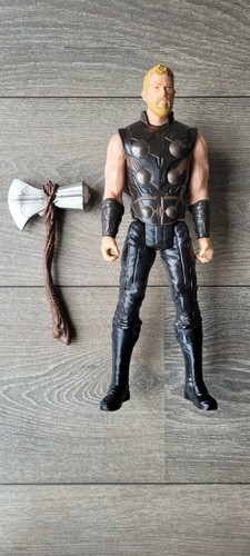 Figura Titan Hero Power FX Thor 30 Cm - Avengers Infinity War, Con Pacco FX Per Suoni E Frasi