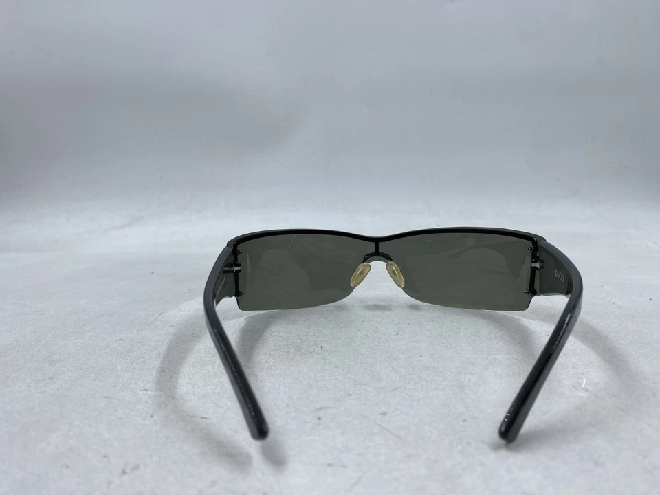 Gafas de sol Gucci negras con escudo para mujer Foto 3 de 4