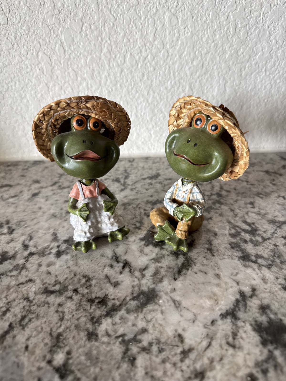 Whimsical Bobblehead Frog Figurine with Straw Hat –3.5