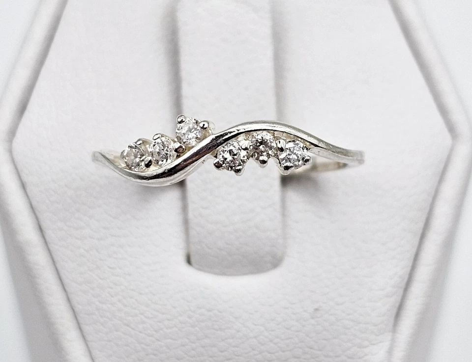 Anillo de plata esterlina con circonitas cúbicas onduladas talla 7,5 delicada promesa simple Foto 2 de 4