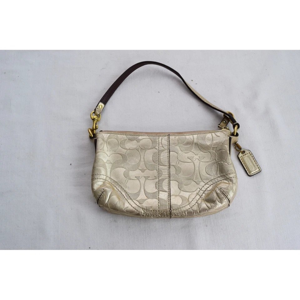 Bolso Muñequera Coach Signature C Monograma Cuero Metálico Dorado Tostado Foto 2 de 4