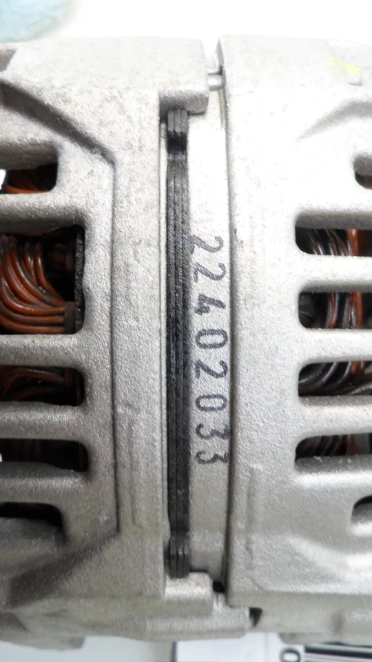 Alternador Volkswagen Beetle 2000-2001 2,0 L usado 028903028D OEM Foto 3 de 4