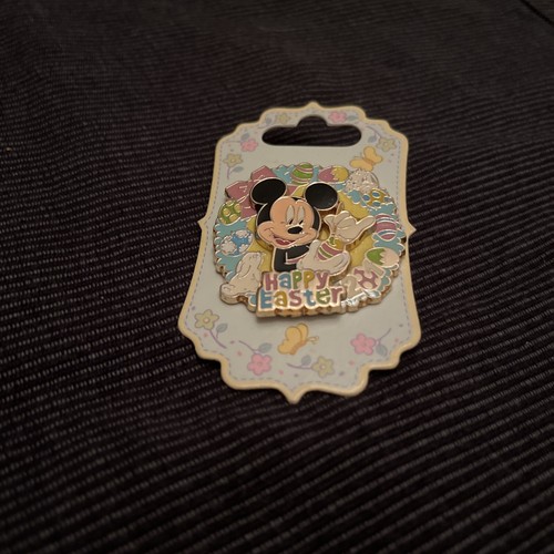 Disney Pin 2010 Mickey Mouse Frohe Ostern Hase Malerei Eier Kranz Schleife Pastell - Bild 1 von 4