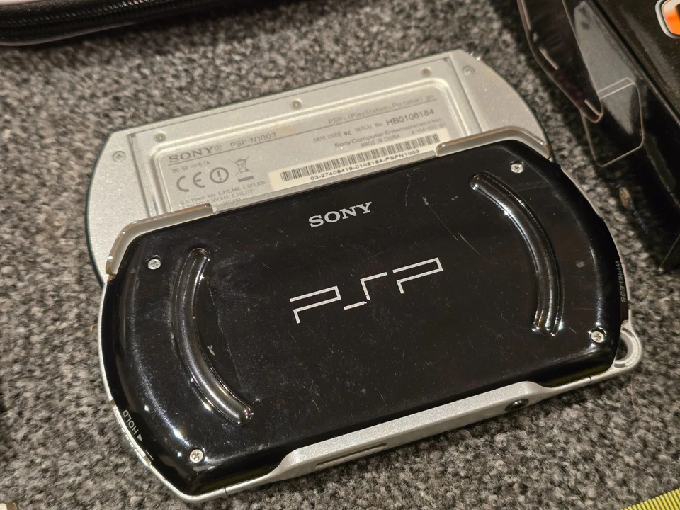 Sony PlayStation Portable Go, photo 4 of 5