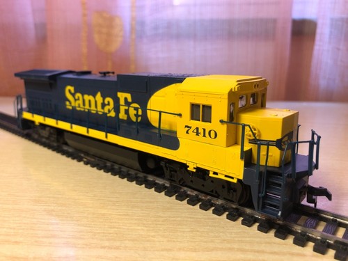 Locomotiva diesel GE DASH 8-40B Santa Fe #7410 della Walthers - Foto 6 di 6