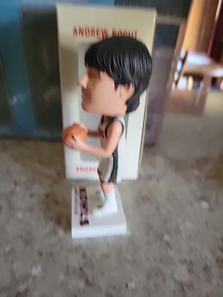 Camiseta blanca Andrew Bogut Milwaukee Bucks Bobblehead SGA 2006-07 NUEVA EN CAJA 26/01/07 Foto 4 de 4
