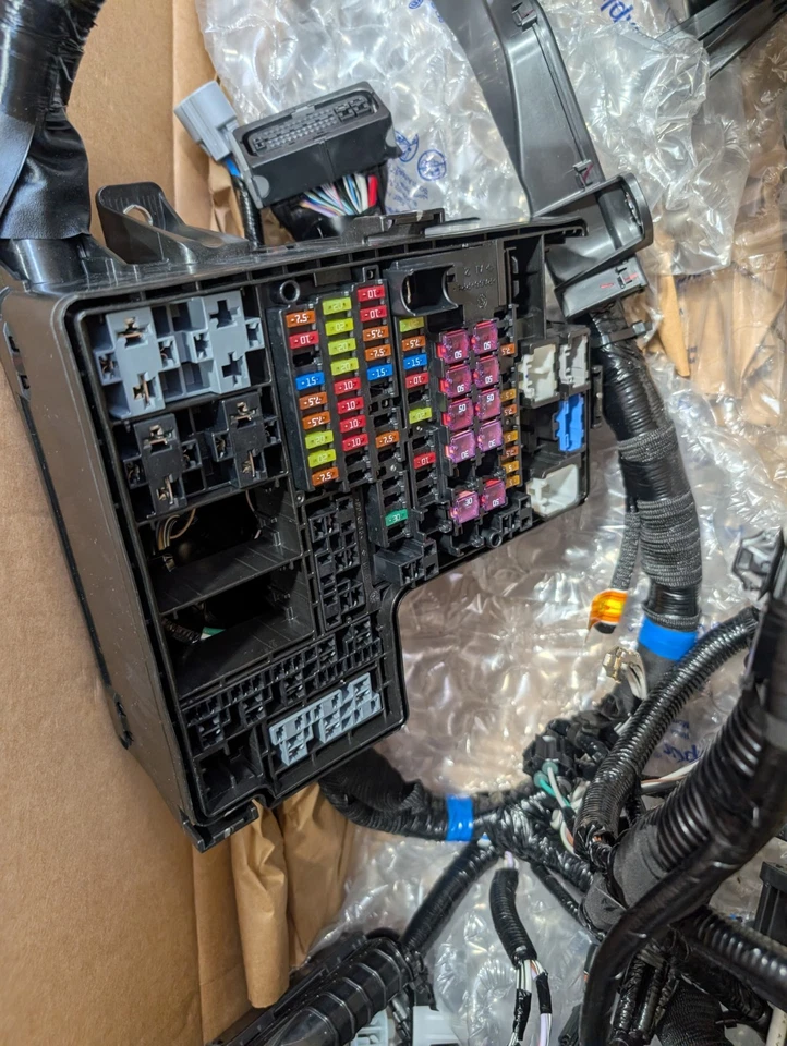 Arnés de cables híbrido para sala de motores Toyota Tacoma 24-25 (82111-AKD50) Foto 3 de 4