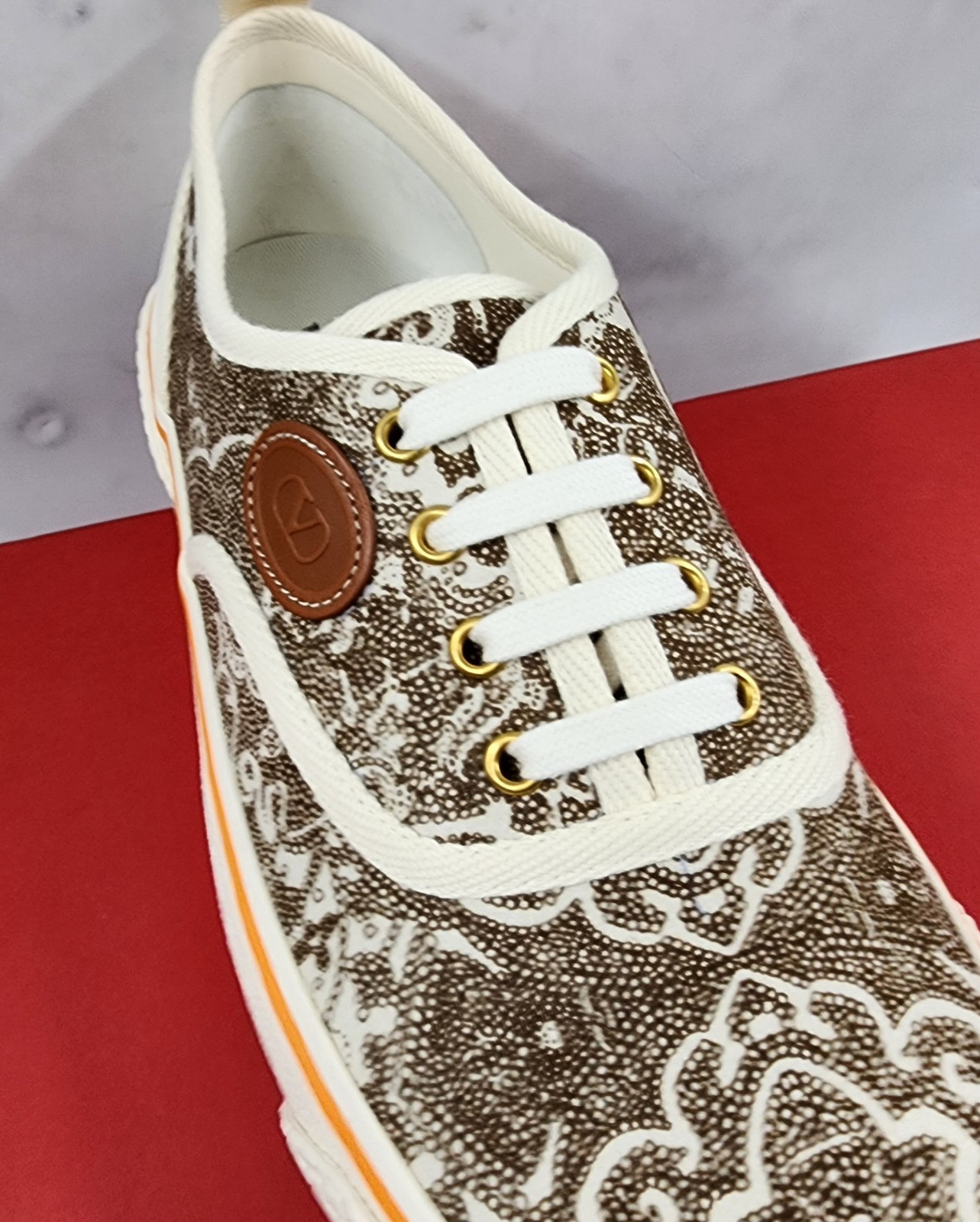 Valentino Garavani Nojoke V Logo Low Top Sneakers Men 10.5US Ivory/Cuir Multi image 10