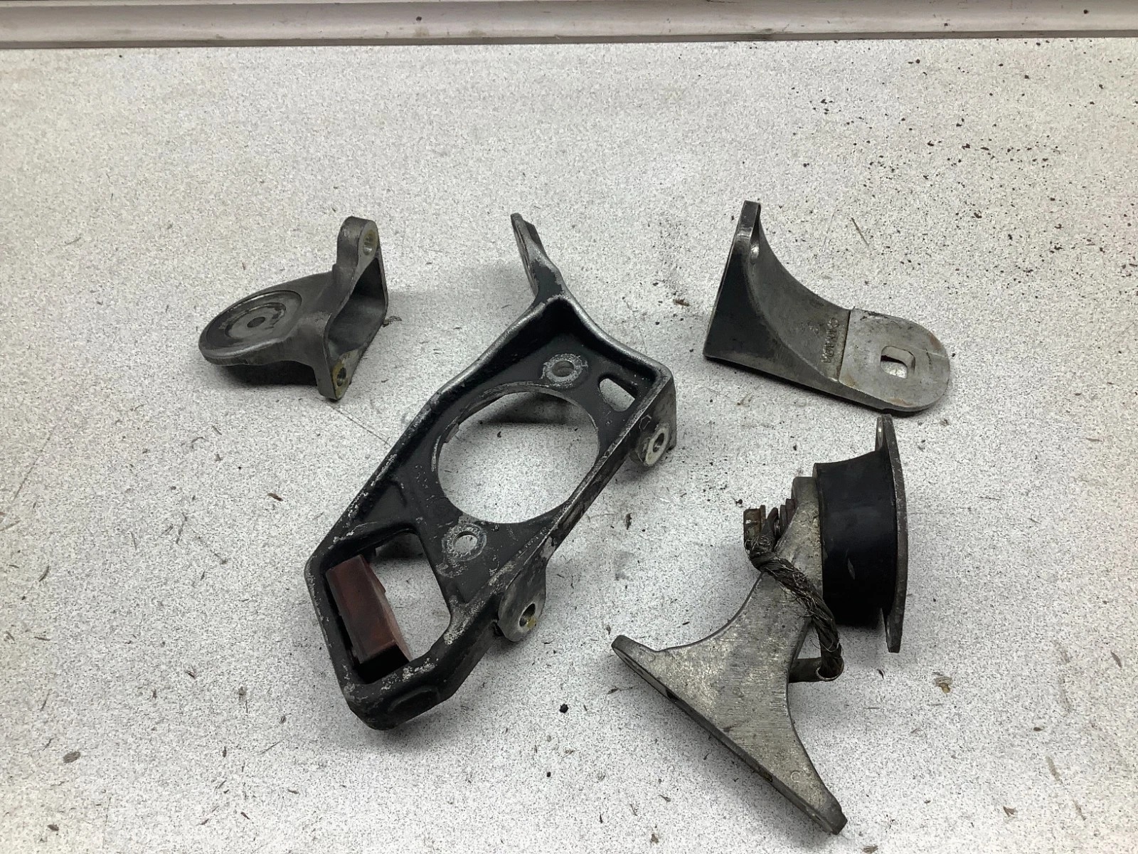 2010 10 SKI DOO RENEGADE ADRENALINE 800 OEM MOTOR ENGINE MOUNTS