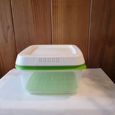 Rubbermaid FreshWorks Produce Saver Fresh Vent 11.1 Cups 2.6 L