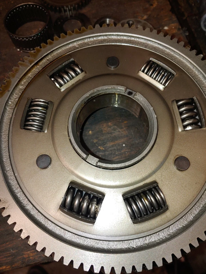 Suzuki GS750t 1982 carcasa de embrague exterior con engranajes y cuñas Foto 3 de 3