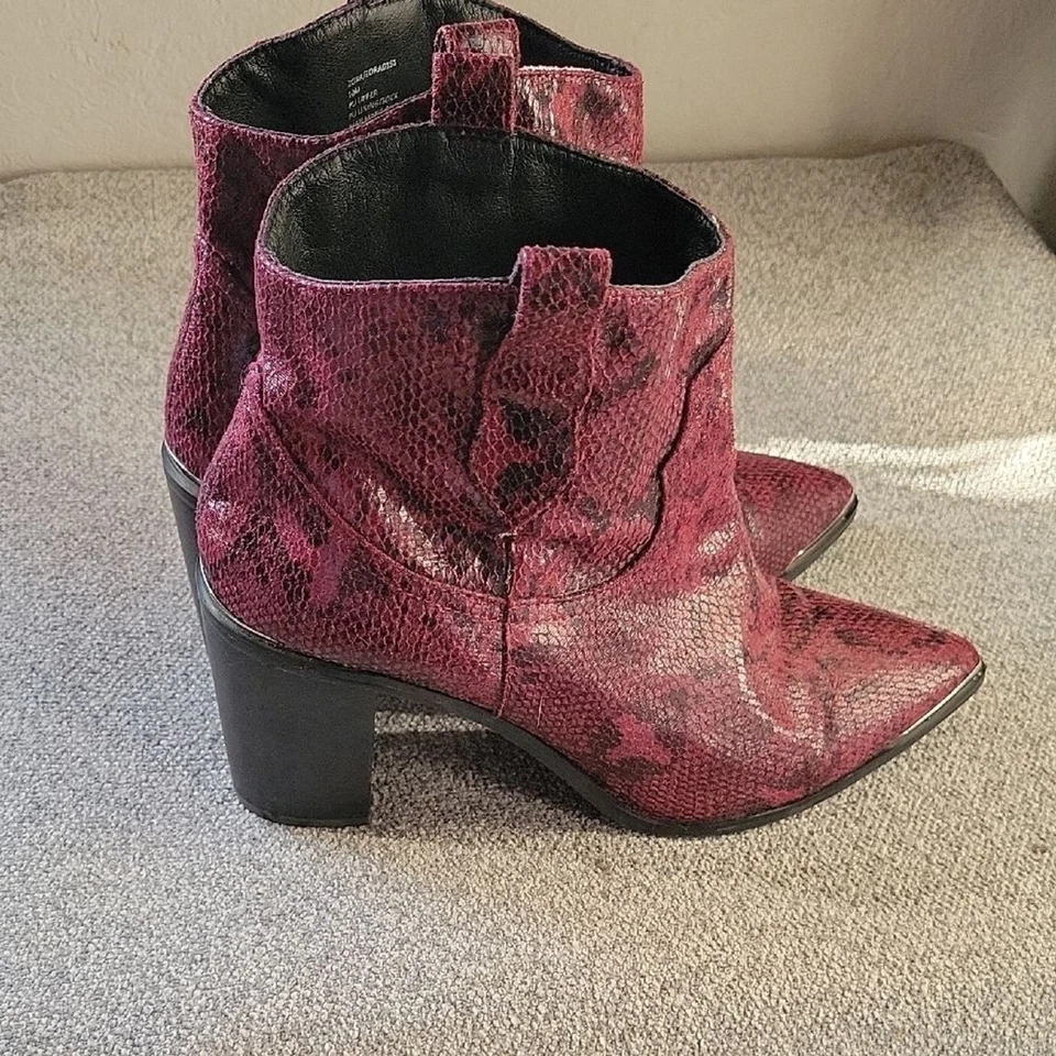 Botines Steve Madden rojos con textura de piel de serpiente talla 10 Foto 2 de 4