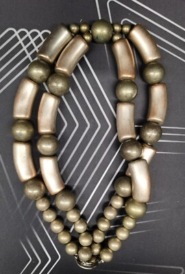 Antike silberfarbene Metallkette rund und Fassperlen
