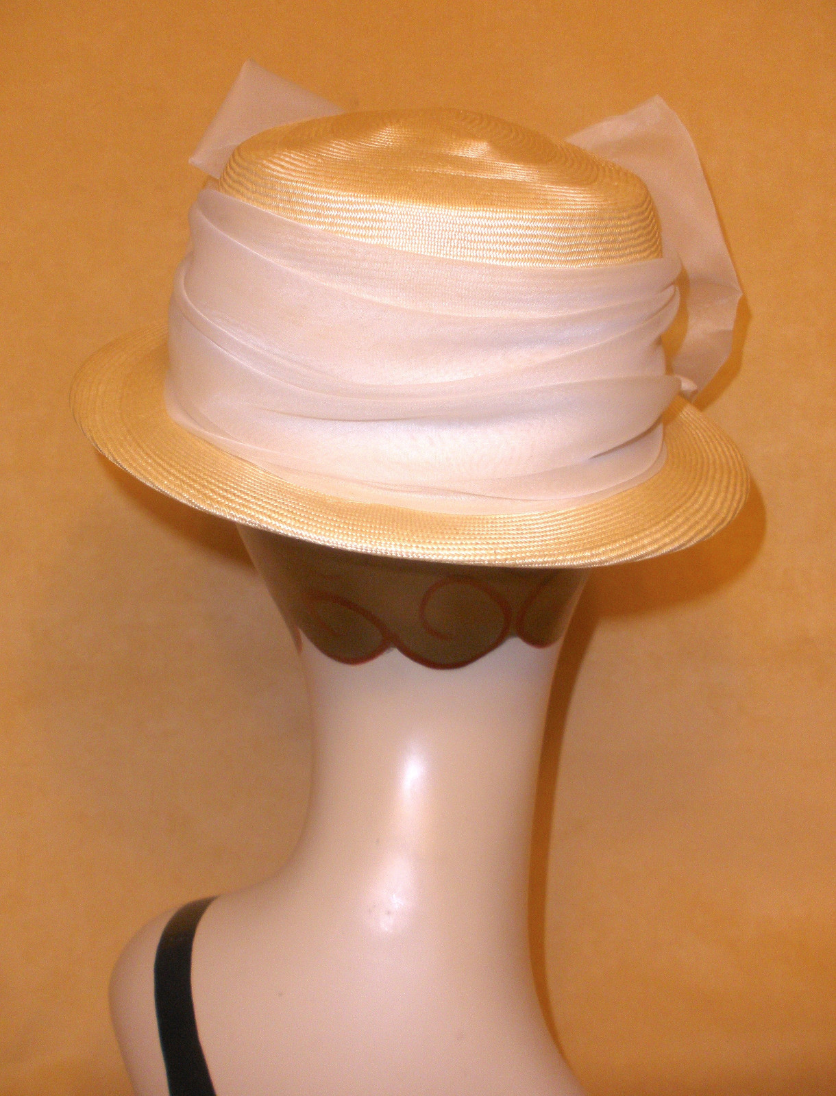 Cappello di paglia Yves Saint Laurent YSL crema con finiture e fiocco in organza bianca grande