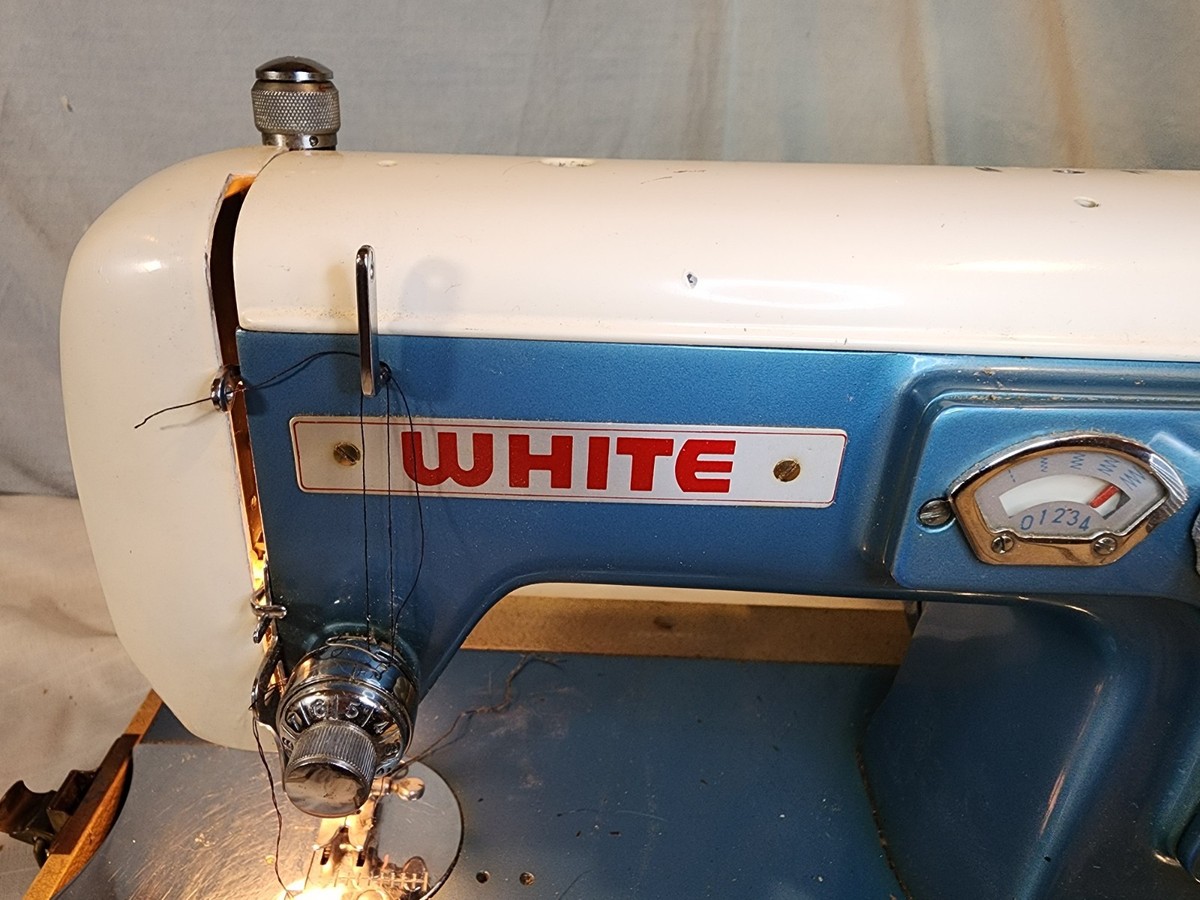 White, Vintage De Luxe Zigzag Sewing Machine Model NAZ, w/Case