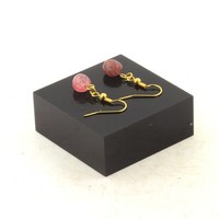 Steine Und Mineralien. Ohrringe Mit Einer Perle Aus Erdbeerquarz Aus Madagaskar