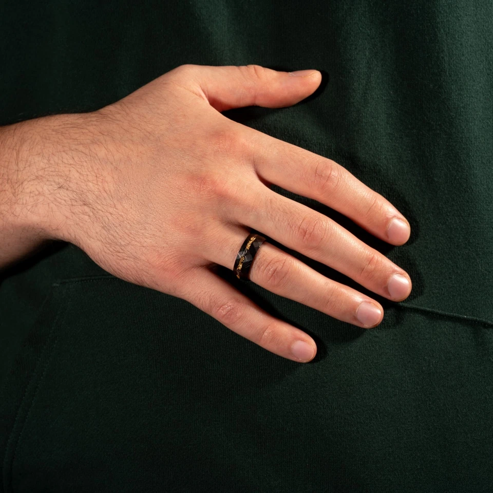Alianza de boda negra martillada de meteorito y hoja de oro aplastada de Damasco para hombre Foto 2 de 4