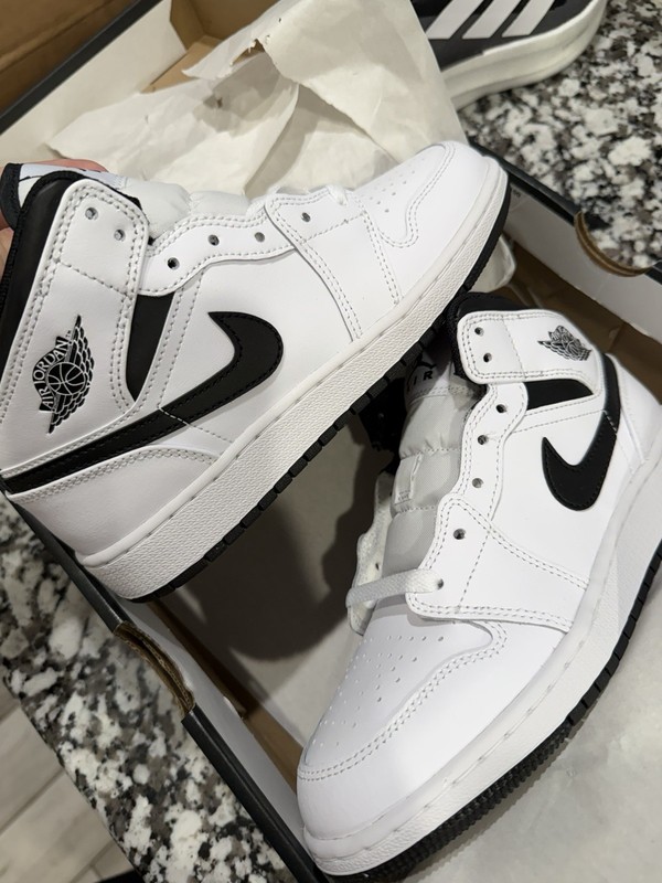 Jordan Air Jordan 1 Mid (GS) Leather Mid Top White/Black US 4Y