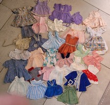 ENORME LOTTO 31 OGGETTI DI ABBIGLIAMENTO BAMBOLE VINTAGE IN FABBRICA E FATTI A MANO anni 50-70
