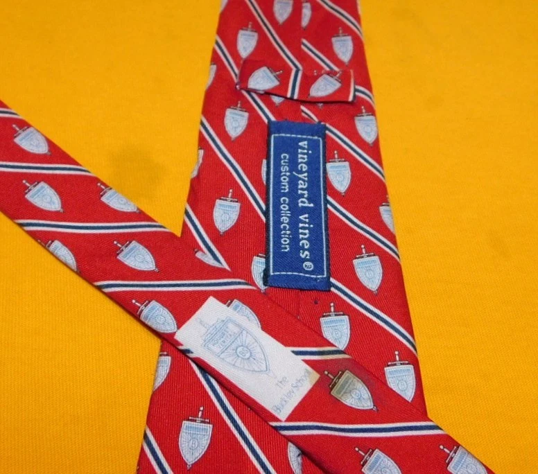 BOY'S LOT OF 3 VINEYARD VINES MADE IN USA BLUE/GREEN/RED TIES - NECK TIES. - Image 3 of 4