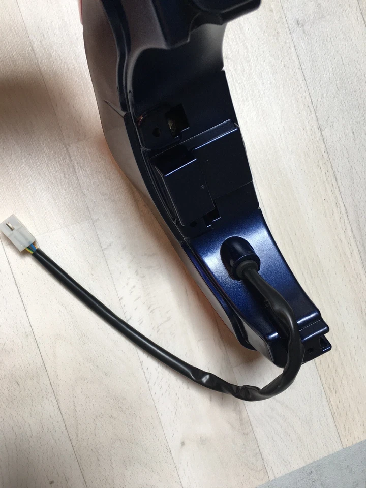 Aprilia 8224446 feu arrière complet bleue scarabeo 50 100 cm3 - Photo 3/4