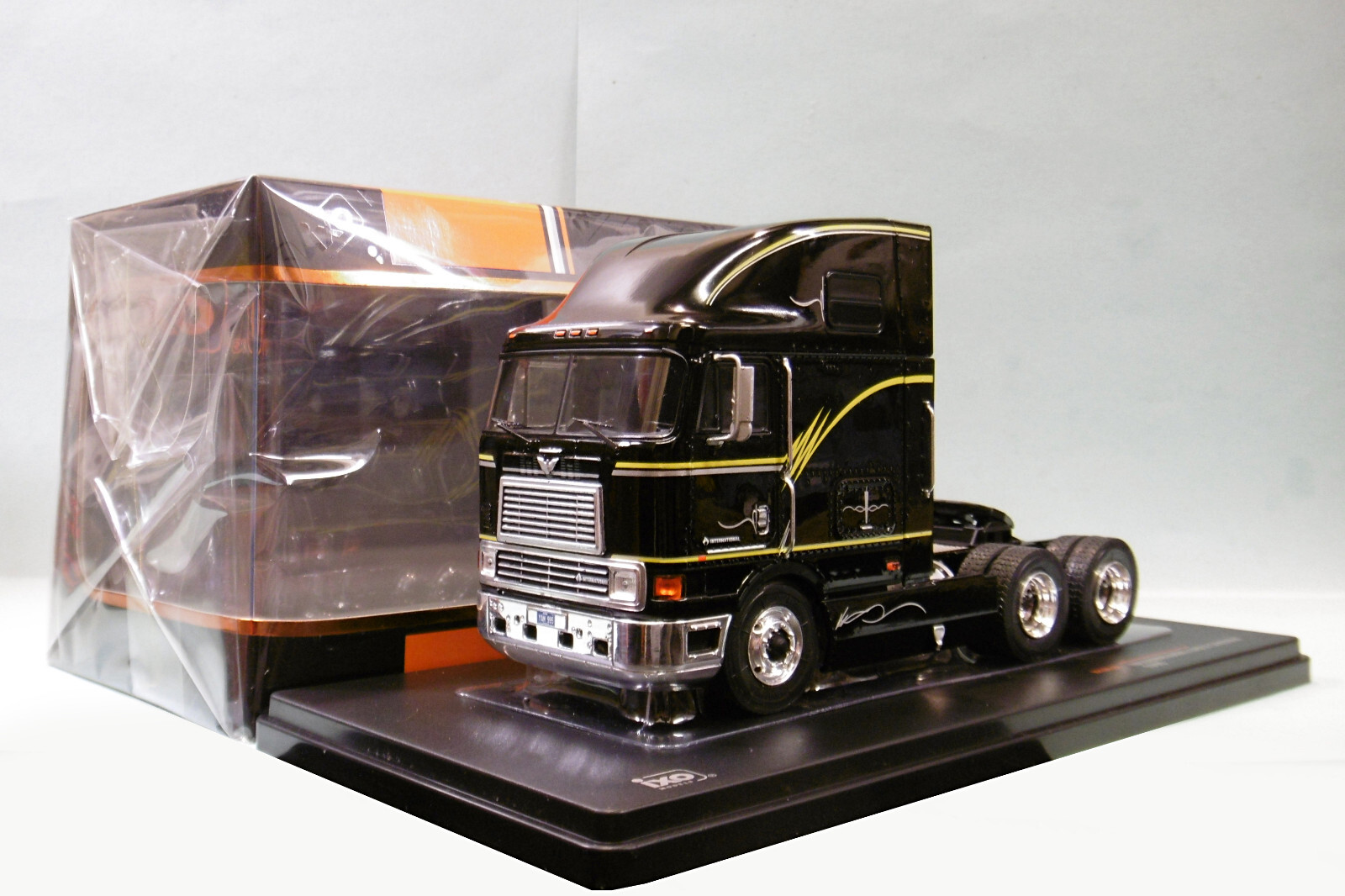Camion US International Eagle Cabover 1995 noir Ixo TR169.22 pour diorama 1/43