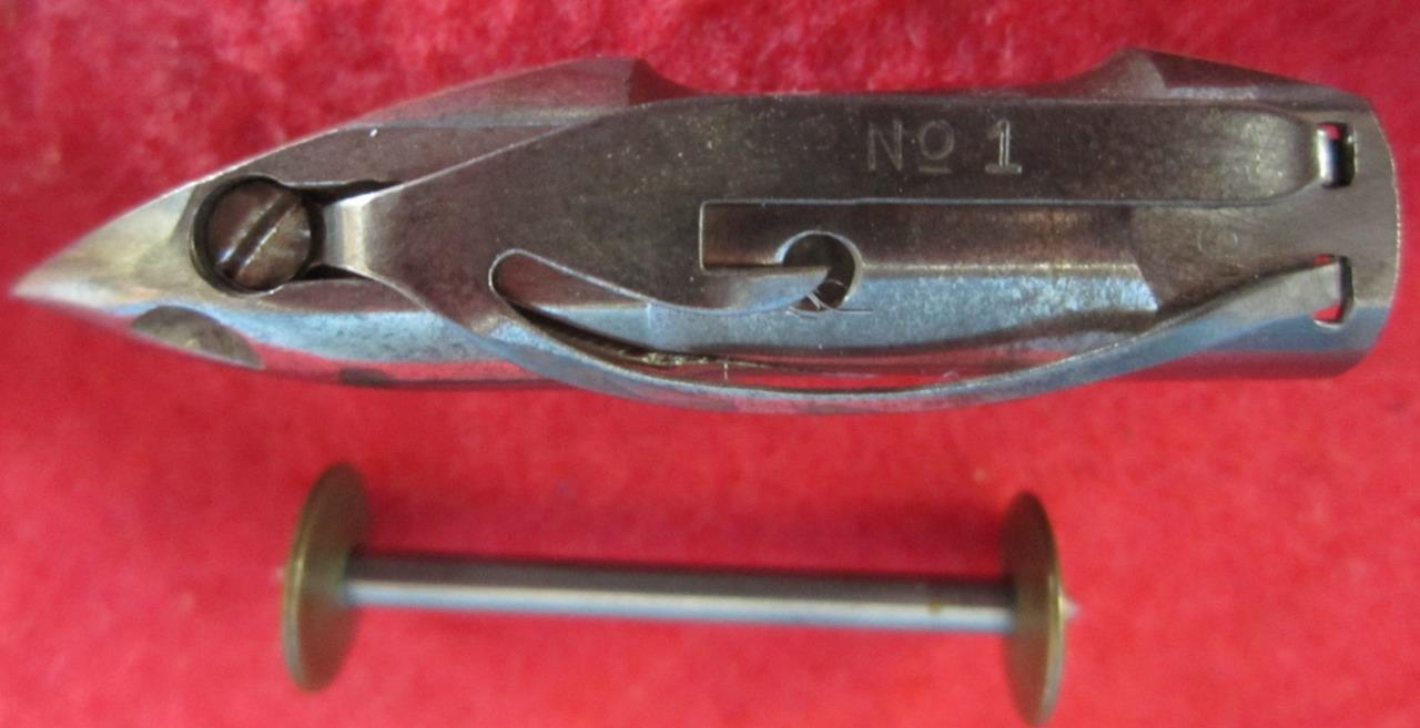 VINTAGE SINGER TREADLE SEWING MACHINE SHUTTLE & 1 BOBBIN 27 28 127 128