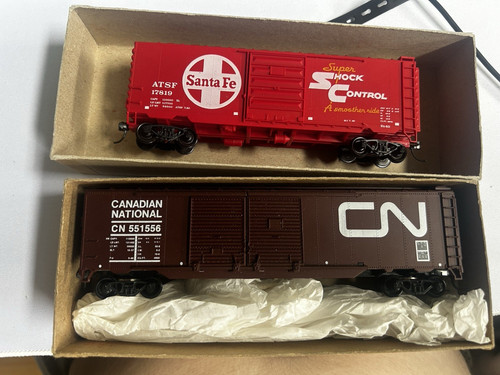 Life-Like H0 Güterwagen 2er Set Canadian National CN 551556 & ATSF 1728 | Condition: Neu